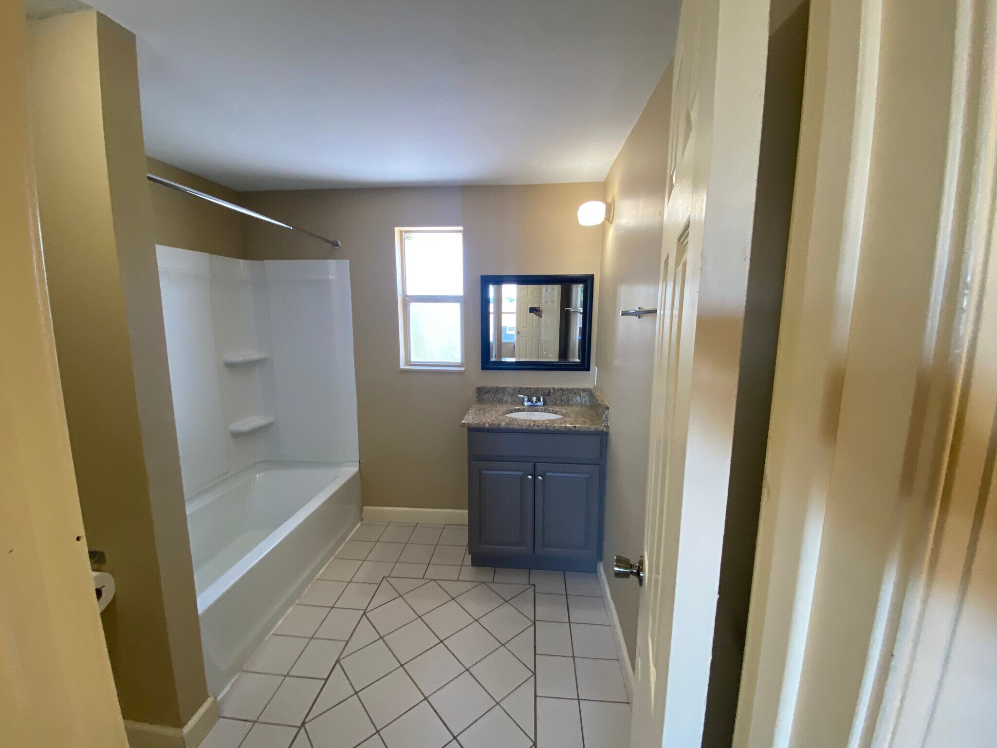 2nd floor bathroom - 5344 Caldwell St