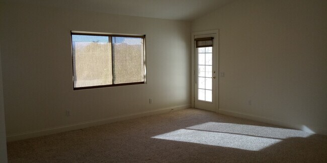 Building Photo - Beautiful 3 Bedroom Home