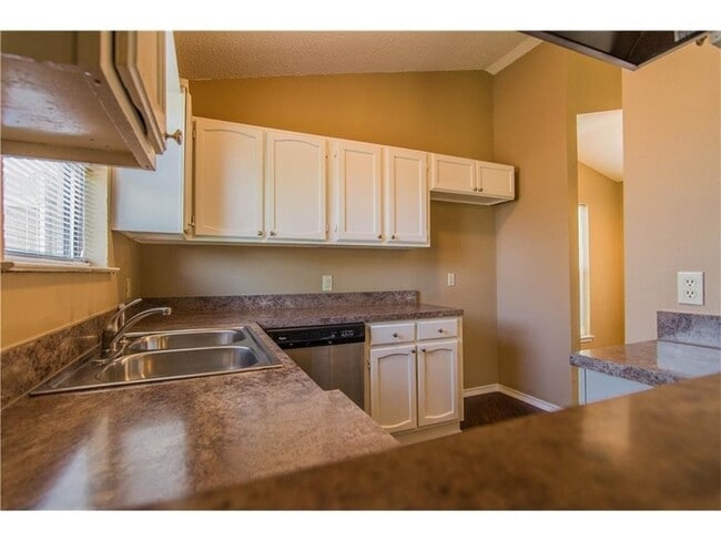 Building Photo - 1080 W Hills Terrace