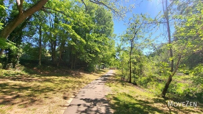 Building Photo - 1221 Westview Ln