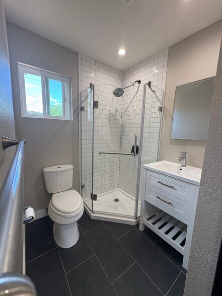 Building Photo - 911 E Aliso St