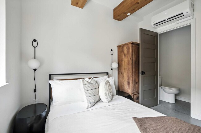 Building Photo - 925 NE 23rd Ave