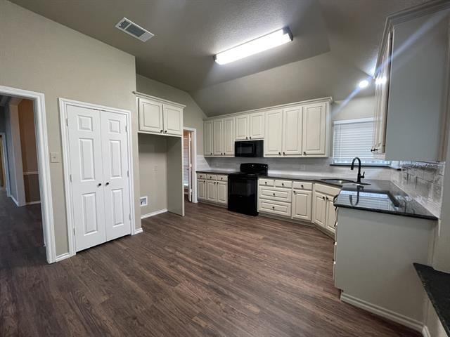 Building Photo - 204 Carlsbad Dr