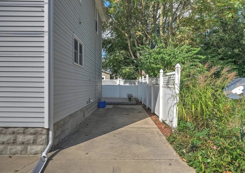 Building Photo - 270 Narrow St