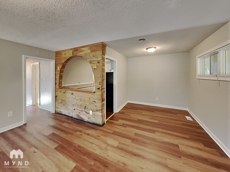 Building Photo - 440 Burgundy Rd