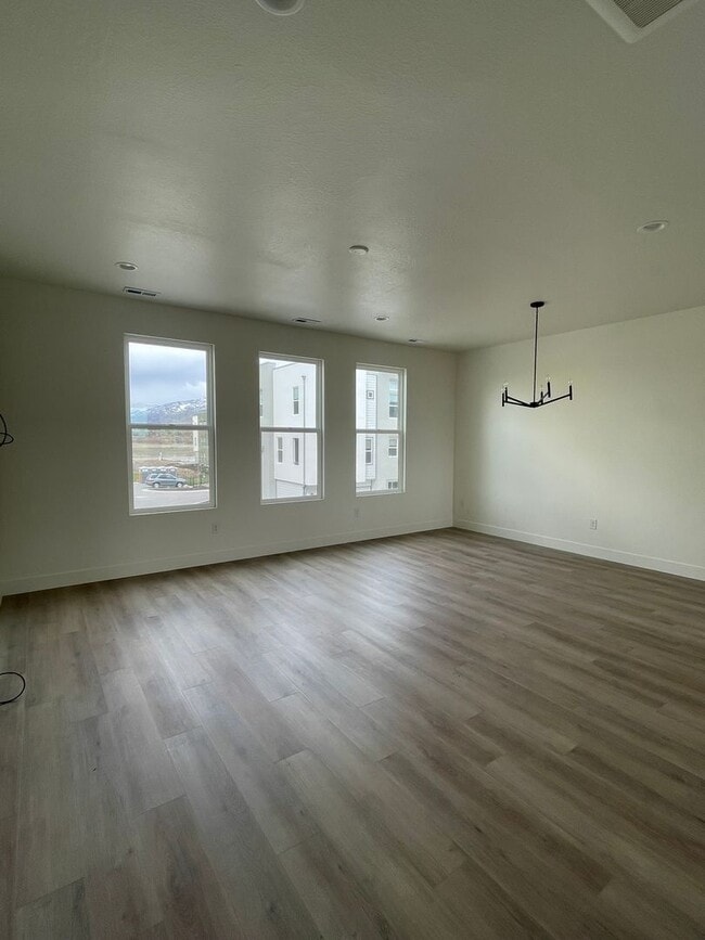 Building Photo - 4 Bed/3.5 Bath, 2-Car Garage