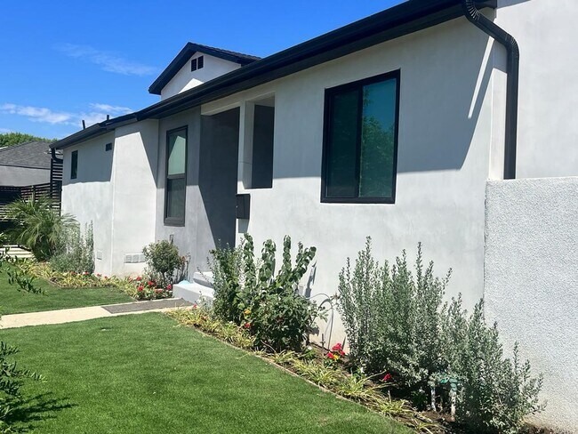 Building Photo - 8100 Paso Robles Ave
