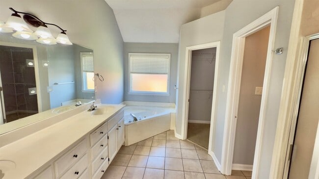 Building Photo - 4605 Park Side Dr