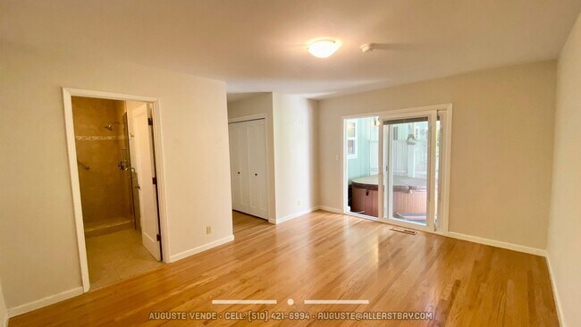 Building Photo - Lovely and RARE 3/2 single level home in O...