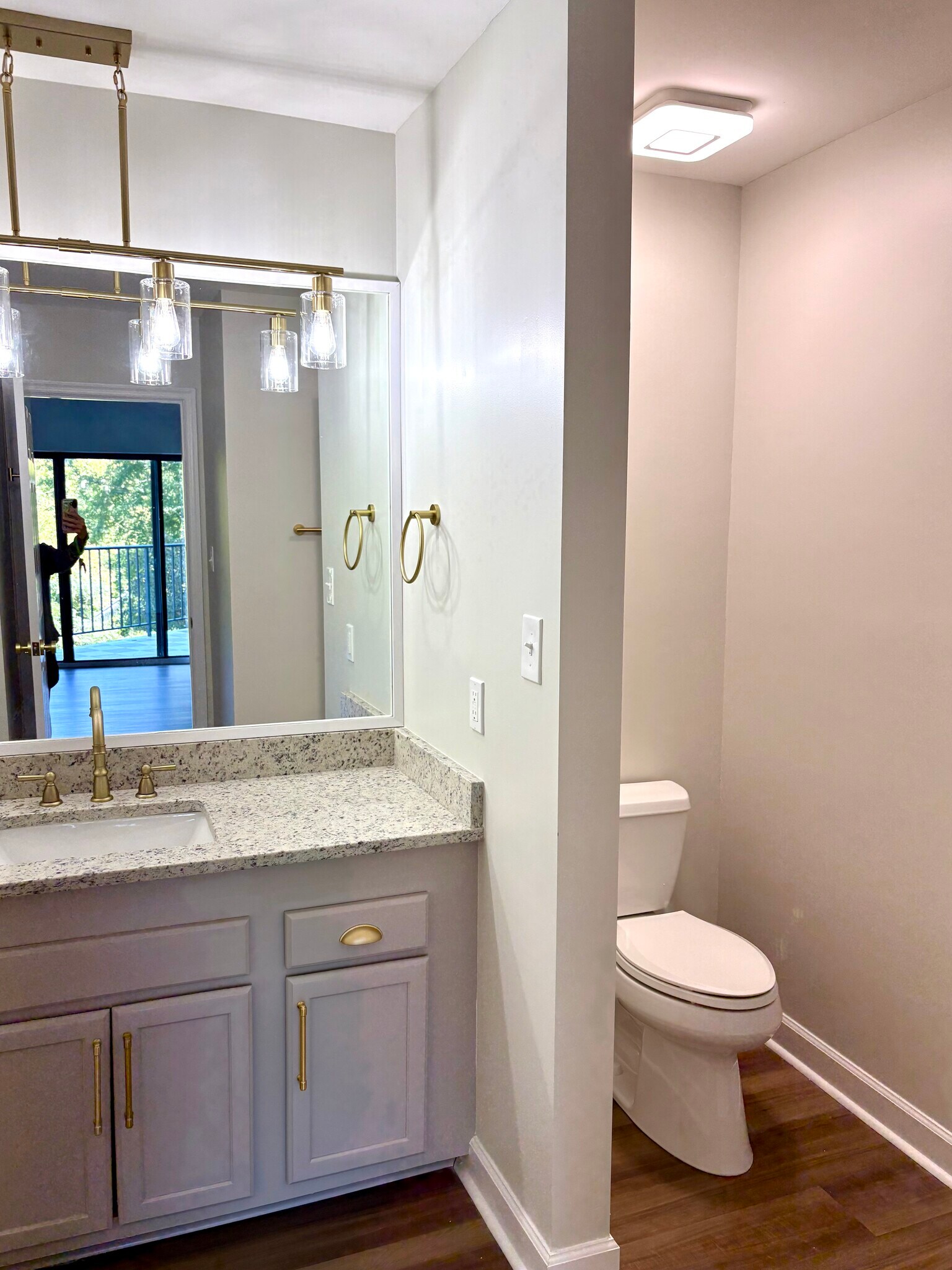 2nd Bath - 100 Sunset Blvd