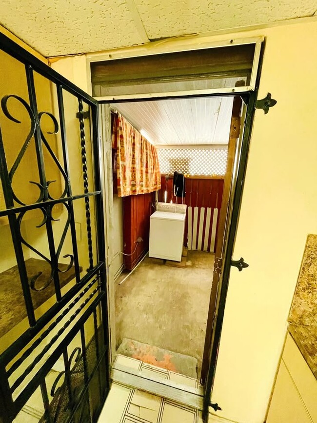 Building Photo - 1445 NW 16th Ave