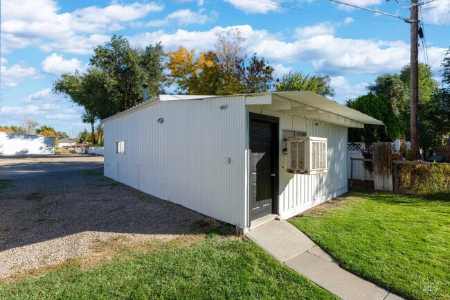 Building Photo - 2BR/1BA Pet Friendly House with Shop and Y...