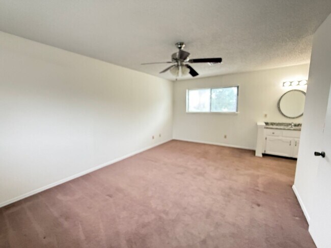 Building Photo - 3 Bedroom Duplex: One bed Downstairs, 2 large bedrooms upstairs