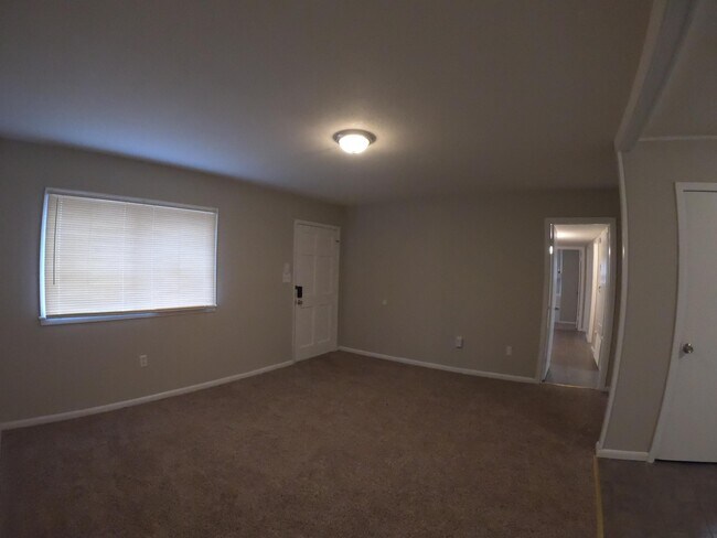 Building Photo - 3256 Suncrest Dr