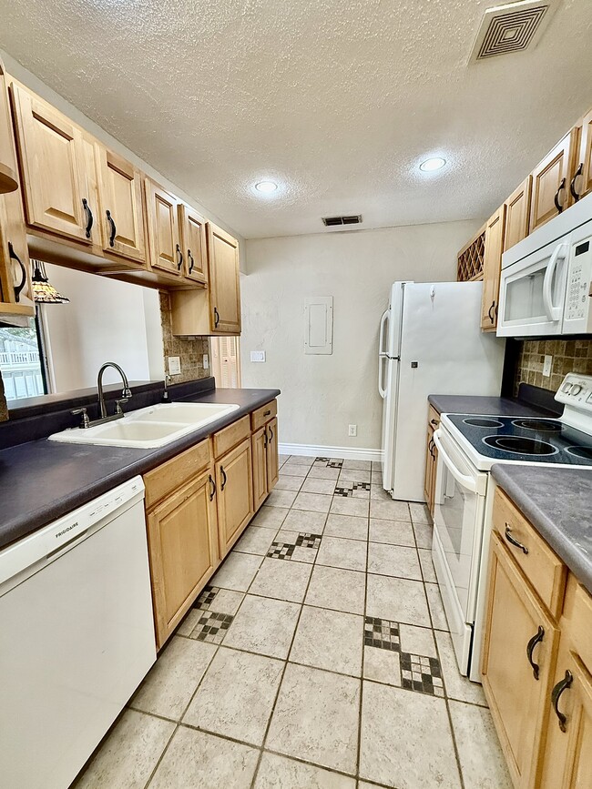 Building Photo - 2941 Bough Ave