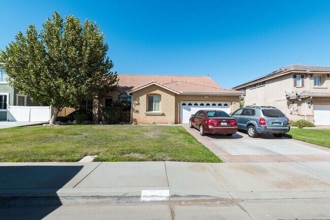 Building Photo - 4 Bed Home for Rent Palmdale CA 93551