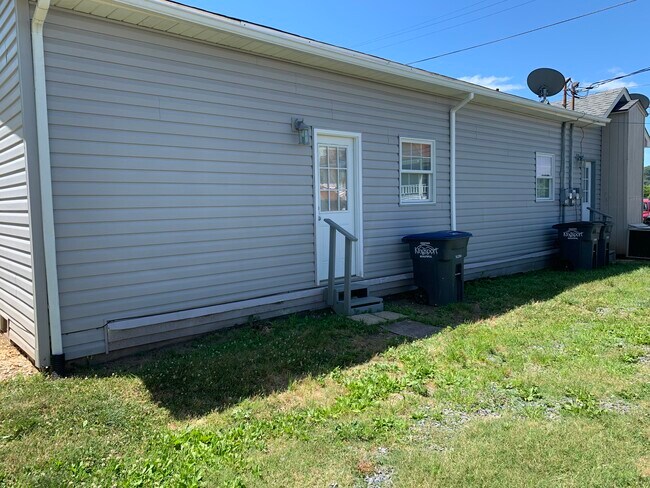 Building Photo - 714 Oak St