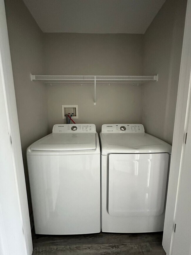 Building Photo - Spacious unit in English Commons! Close to...