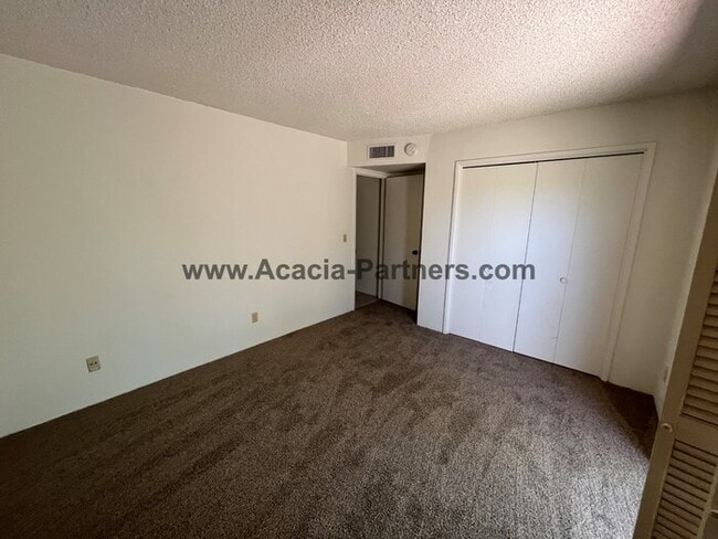 Building Photo - Large Three Bedroom Townhouse