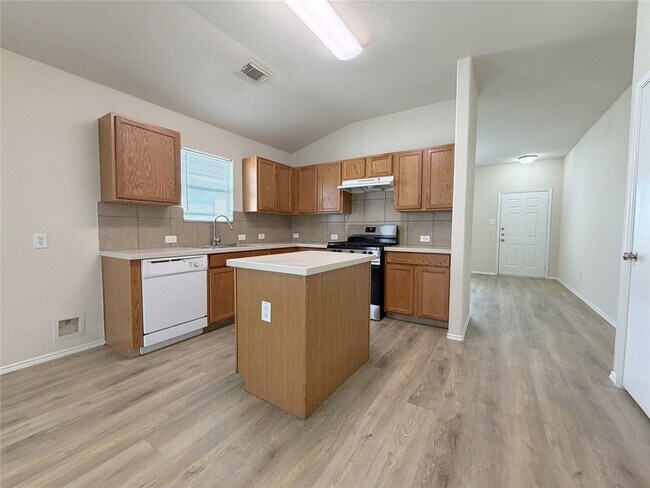 Building Photo - 24522 Lakecrest Village Dr