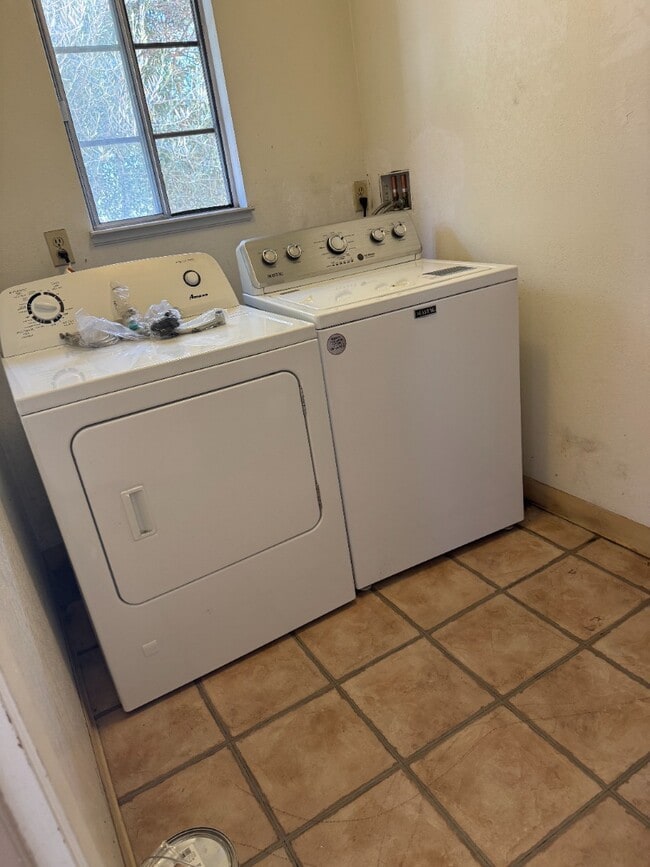 Building Photo - Spacious 2-Bedroom Condo in Prime Santa Clara Location - 2 Car parking spots included, in-unit la...