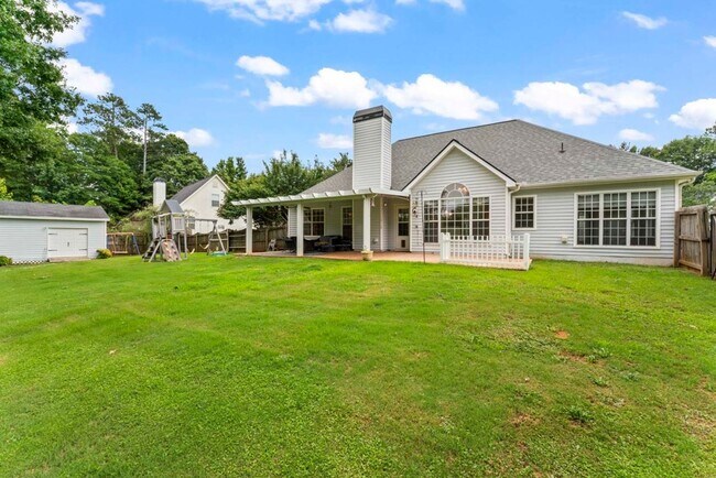 Building Photo - 3 Bedrooms 2 baths in McDonough on 1 acre waterfront backyard with private dock.