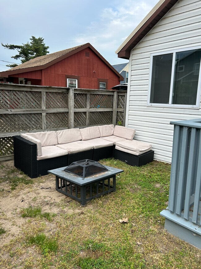 Building Photo - 1017 S Shore Dr