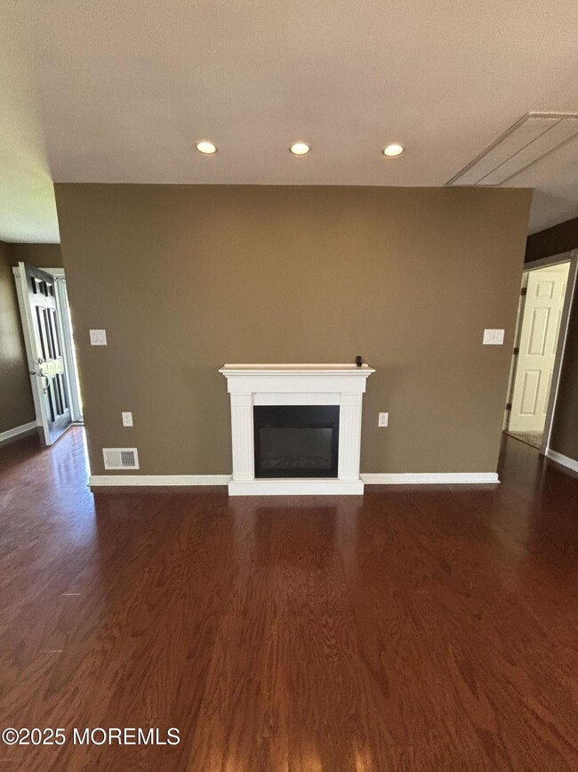Building Photo - 11 Rushmore Dr