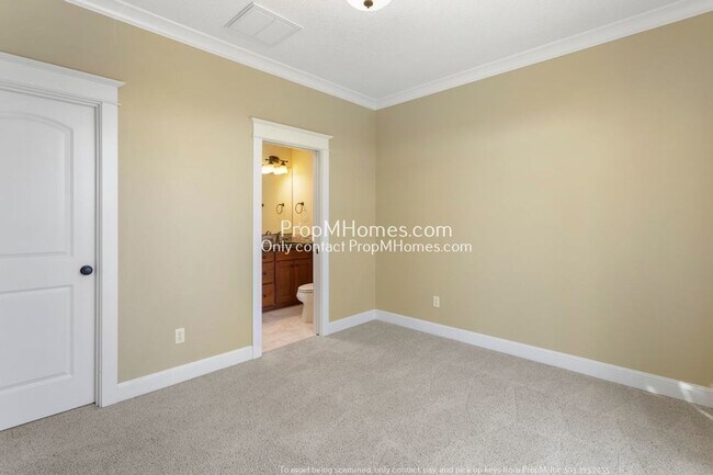 Building Photo - Luxury Two Bedroom Townhouse in NE!