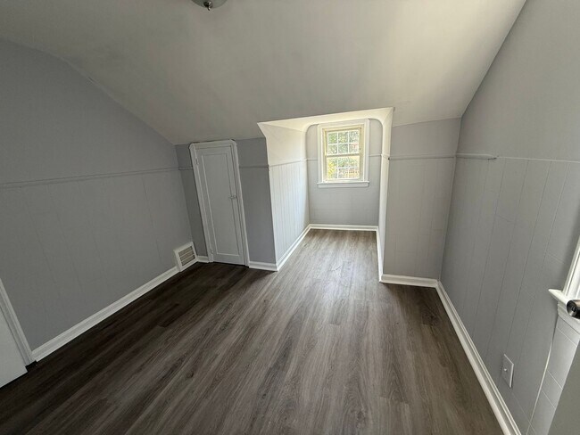 Building Photo - Lee/Harvard 5 Bedroom Single Home
