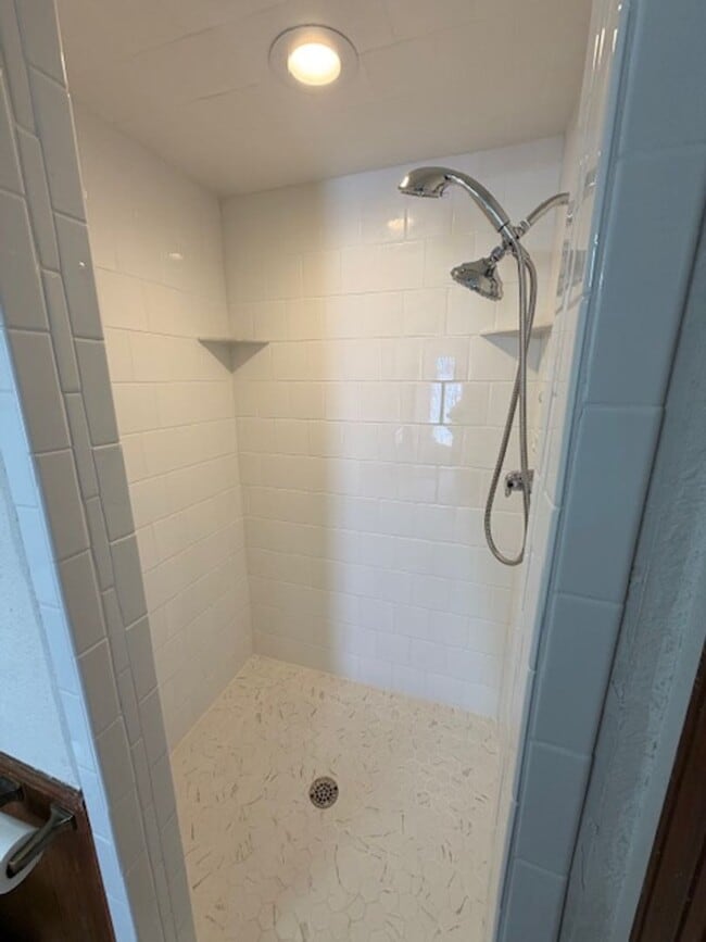 Building Photo - Spacious 2 bed/2.5 Baths - Duplex in the Surrey Hills Addition