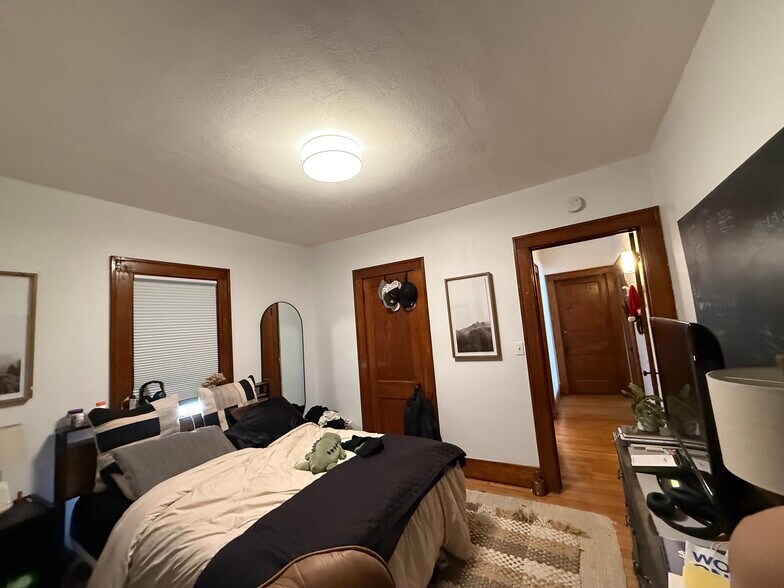 Mainfloor bedroom 2 - 670 S Governor St