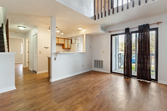 Building Photo - 2 Bed/2 Bath with loft. Close to Campus On bus line.