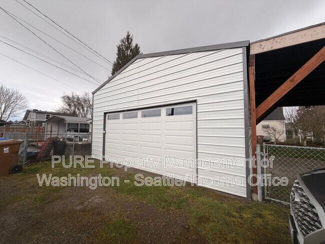 Building Photo - 3136 S 18th St