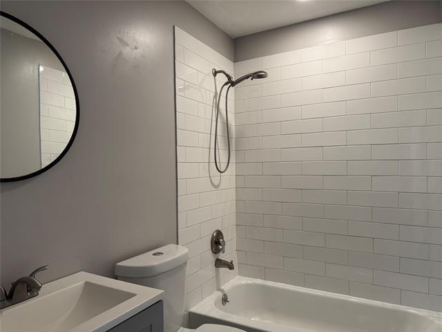 Building Photo - 2218 Farola Dr