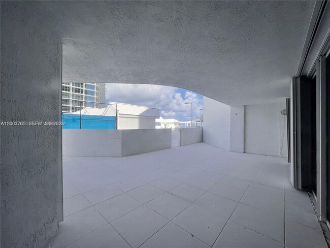 Building Photo - 16711 Collins Ave
