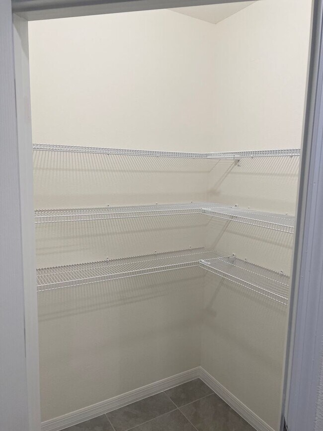 Building Photo - 4 BEDROOM 2 BATHROOM HOUSE FOR RENT