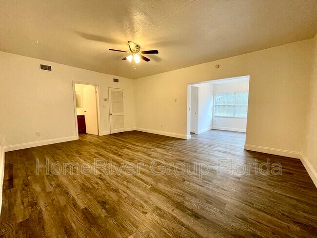 Building Photo - 2211 W Woodlawn Ave