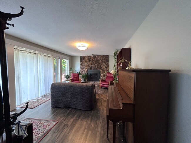 Building Photo - 3 Bedroom 2 Bath home in south Bellingham with a 2-car garage