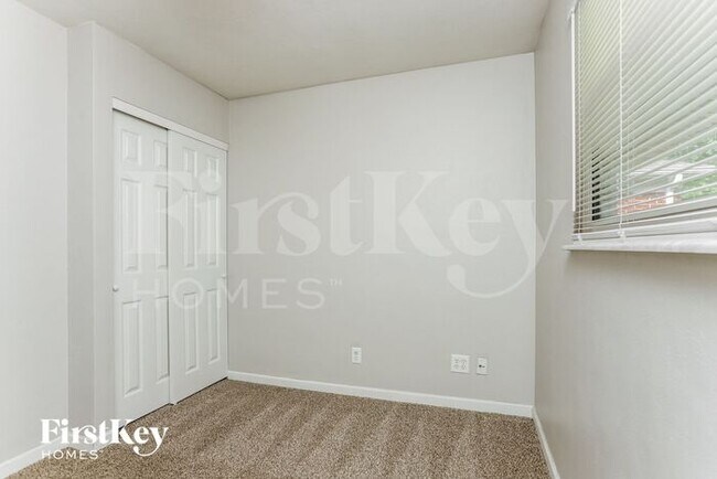 Building Photo - 3903 Lexington Dr