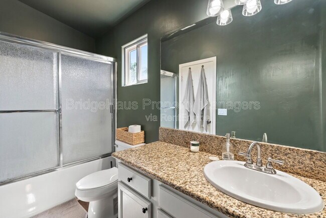 Building Photo - 832 Georgia St