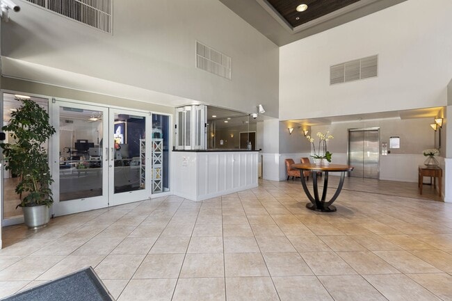 Building Photo - Luxury & Bright Top-floor in one of the sa...