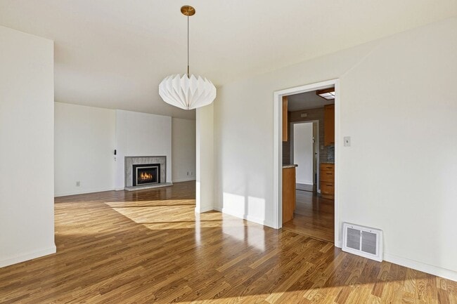 Building Photo - Spacious Three Bedroom Home in Forest Knol...