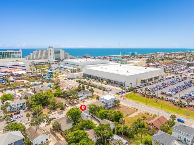 Building Photo - Charming 2 Bed, 2 Bath Home Near the World...