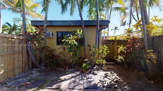Building Photo - 2708 SW 33rd Ct