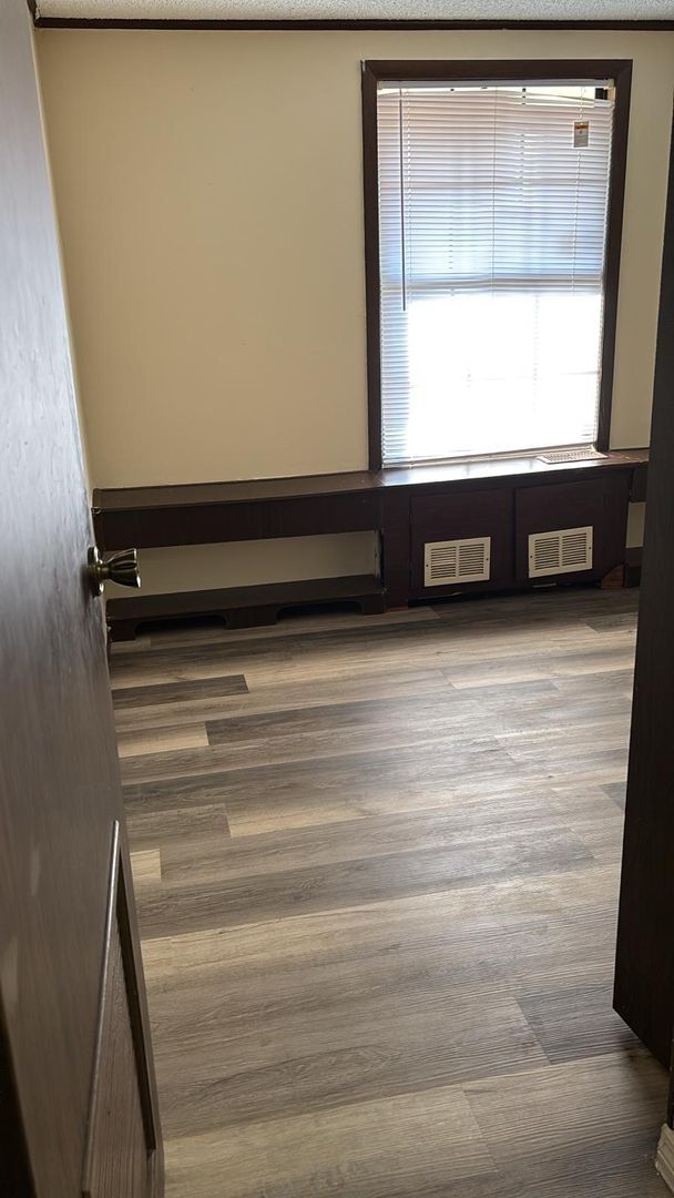 Building Photo - Fully Renovated 1/1 Available for Immediat...