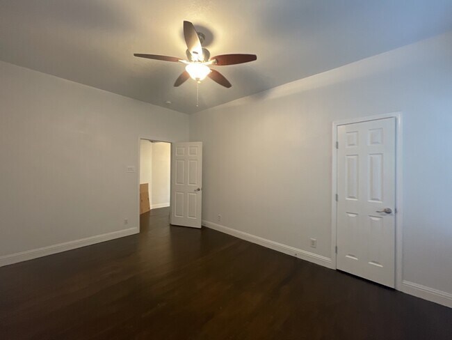 Building Photo - 806 E 3rd St