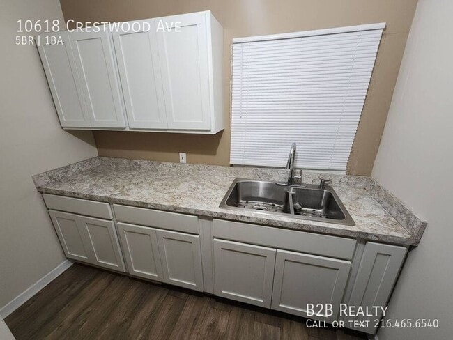 Building Photo - 10618 Crestwood Ave