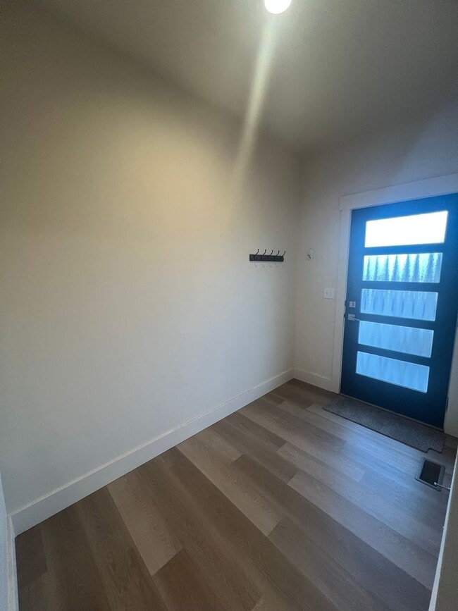 Building Photo - Amazing Newer 3 Bed 2.5 Bath Unit