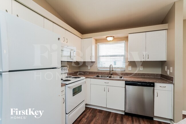 Building Photo - 2105 NW 1st Pl